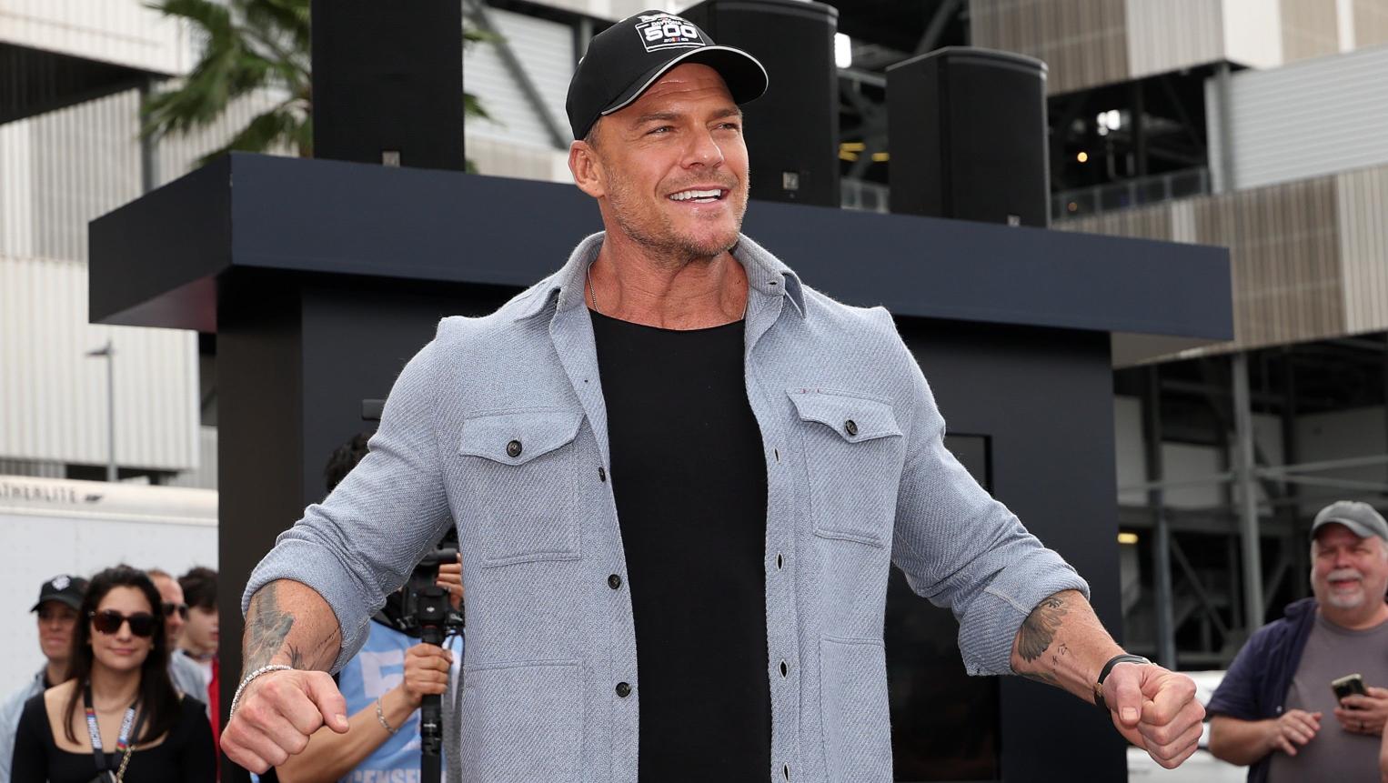 Alan Ritchson in heftige knokpartij met buurman, bodycam beelden onthuld!