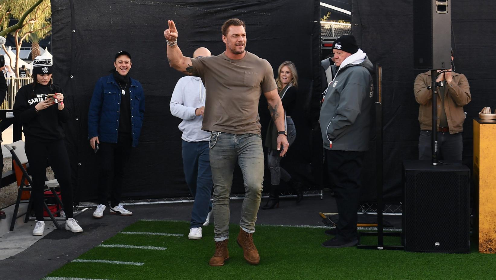 Alan Ritchson kijkt naar rol als de volgende Batman