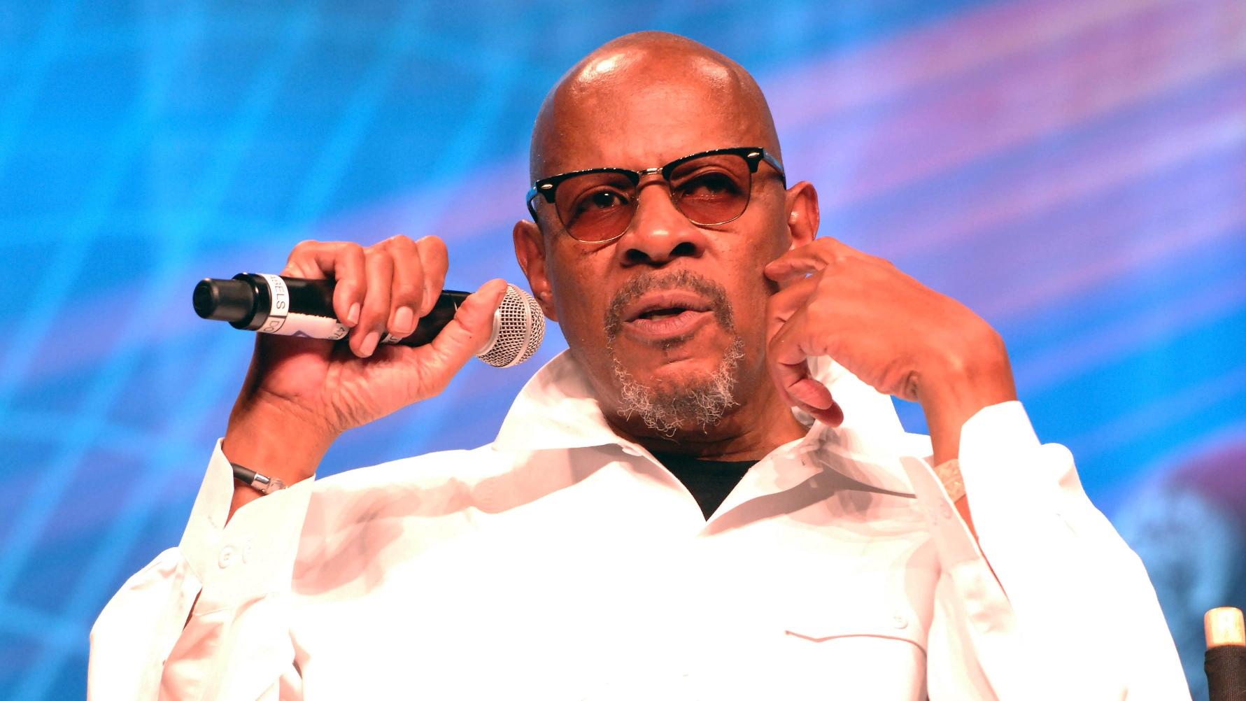 Avery Brooks duikt onverwachts op in Sisko-aflevering die je niet mag missen!