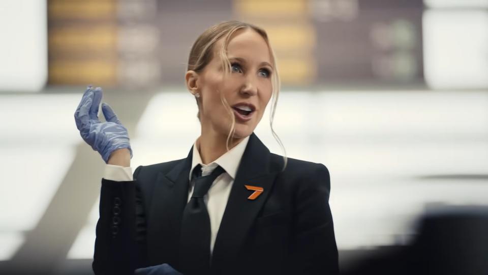 Verboden Black Ops 7 advertentie met Nikki Glaser in het Verenigd Koninkrijk vanwege geweld!