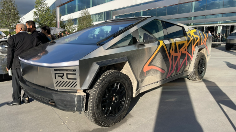 Laatste Nieuws: Elon Musk Onthult de Verbazingwekkende Prijs en Specificaties van Cybertruck terwijl Leveringen Starten