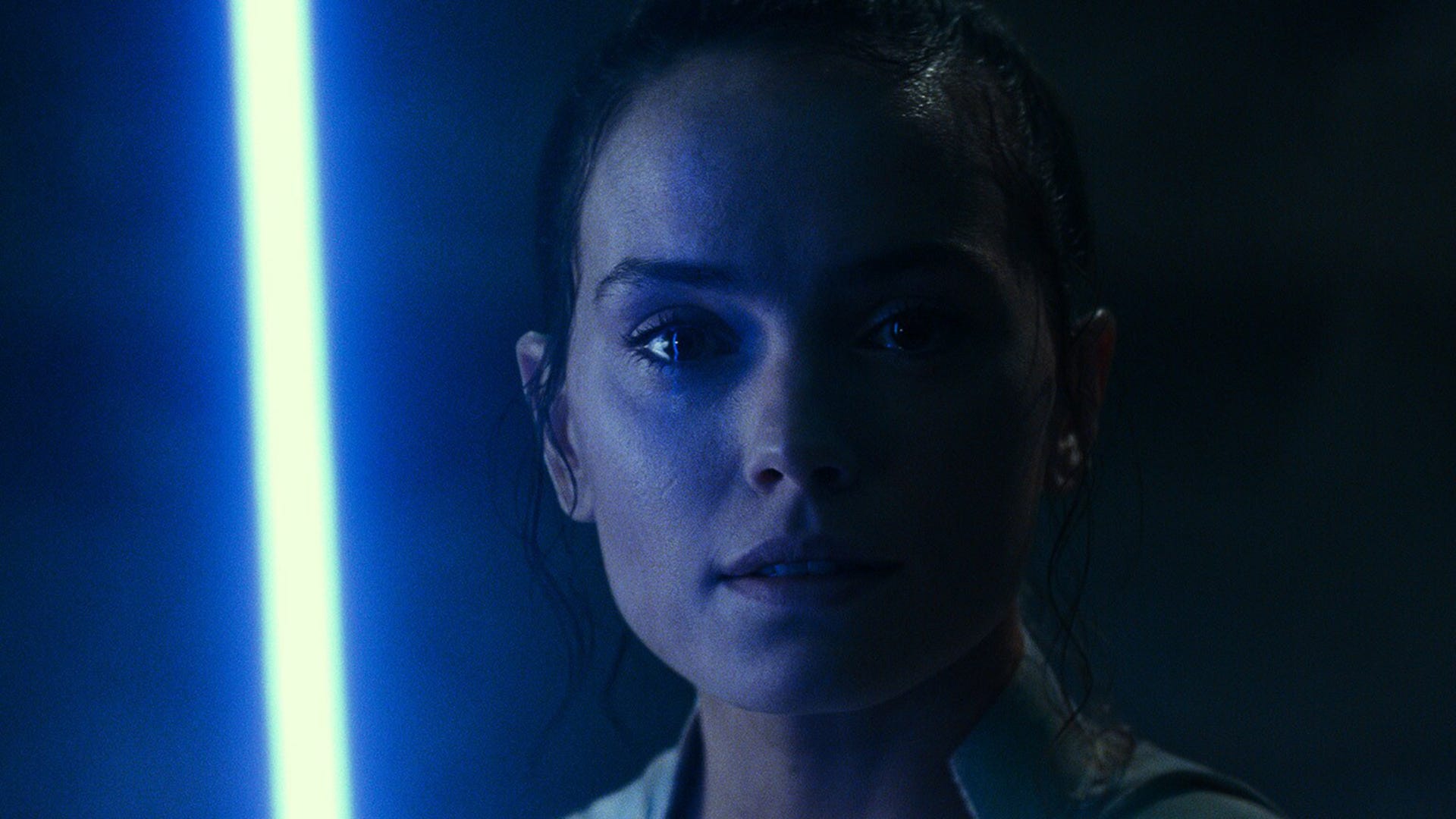 Daisy Ridley verklaart dat het plot van de nieuwe Star Wars saga het coolste ooit is.