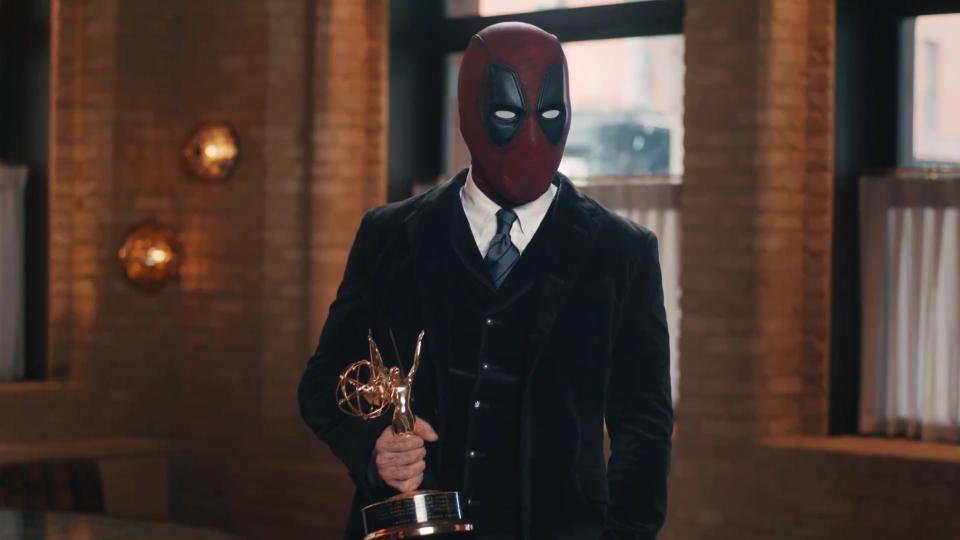 Deadpool veroorzaakt een crash bij de Emmys terwijl Ryan Reynolds viert