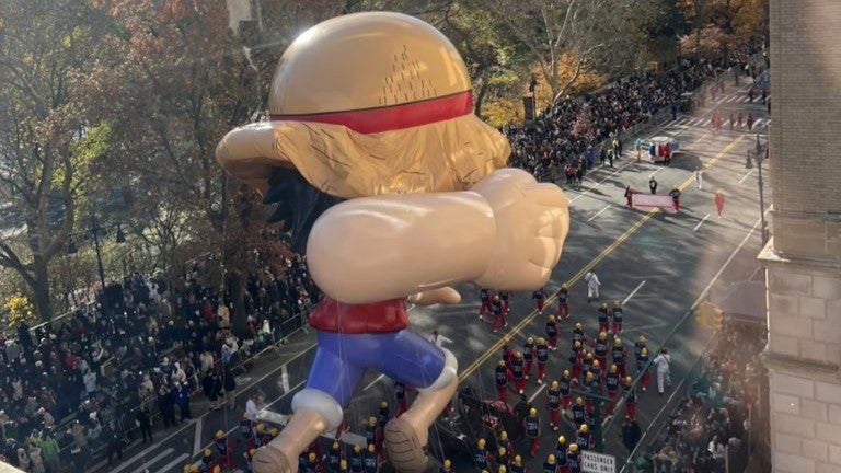 Ramp op de Hoge Zeeën: One Piece Thanksgiving Parade Blunder als Luffys Iconische Strohoed Instort