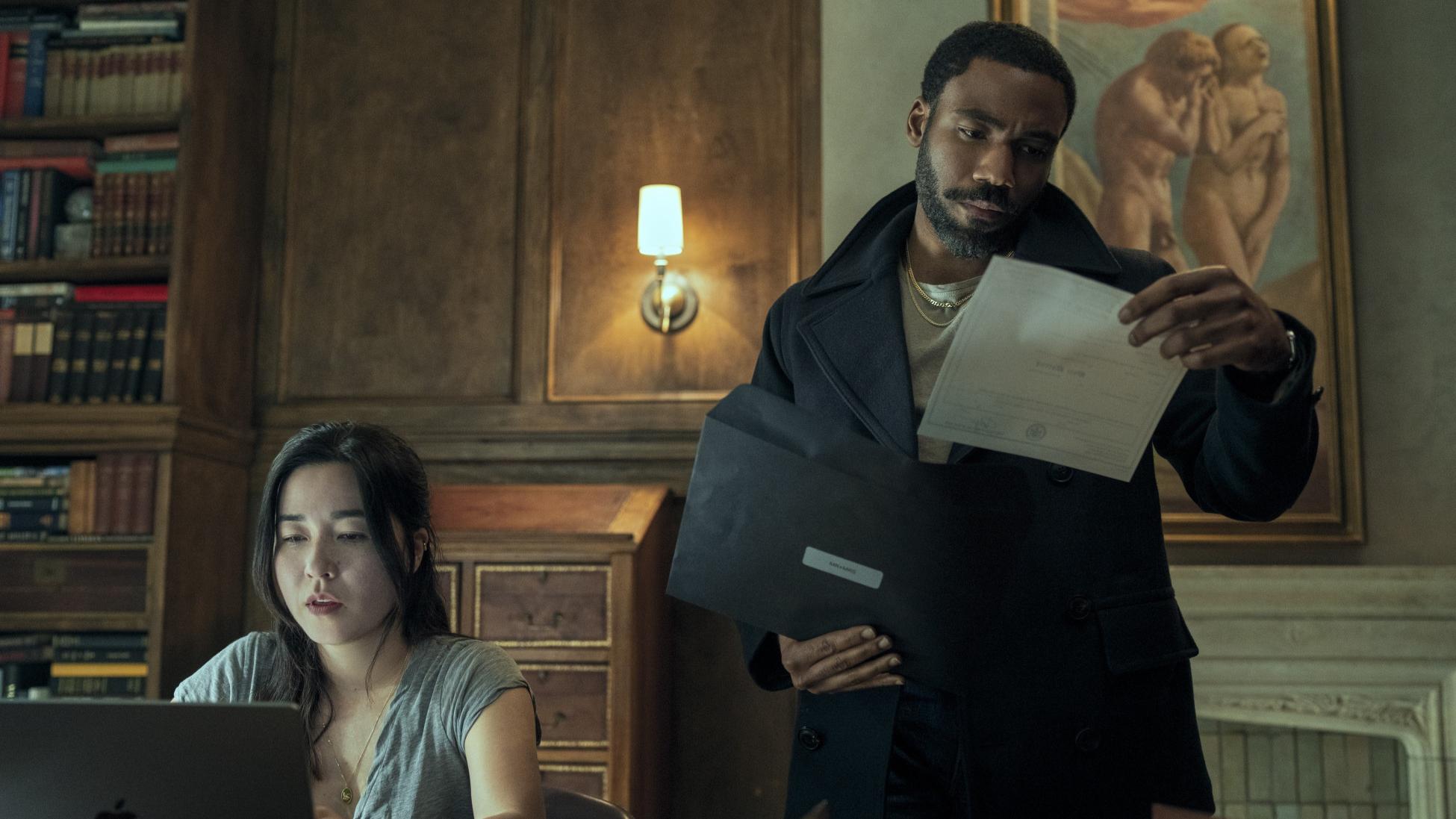 Explosieve eerste blik: Donald Glover en Maya Erskine zetten schermen in vuur en vlam in de Mr. en Mrs. Smith serie - releasedatum onthuld