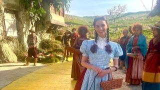 Eerste exclusieve beelden van DOROTHY op de set van WICKED: For Goods Filming!