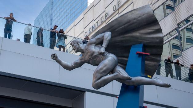 Reusachtige 18 meter hoge Superman Beeld zweeft sensationeel door de lucht