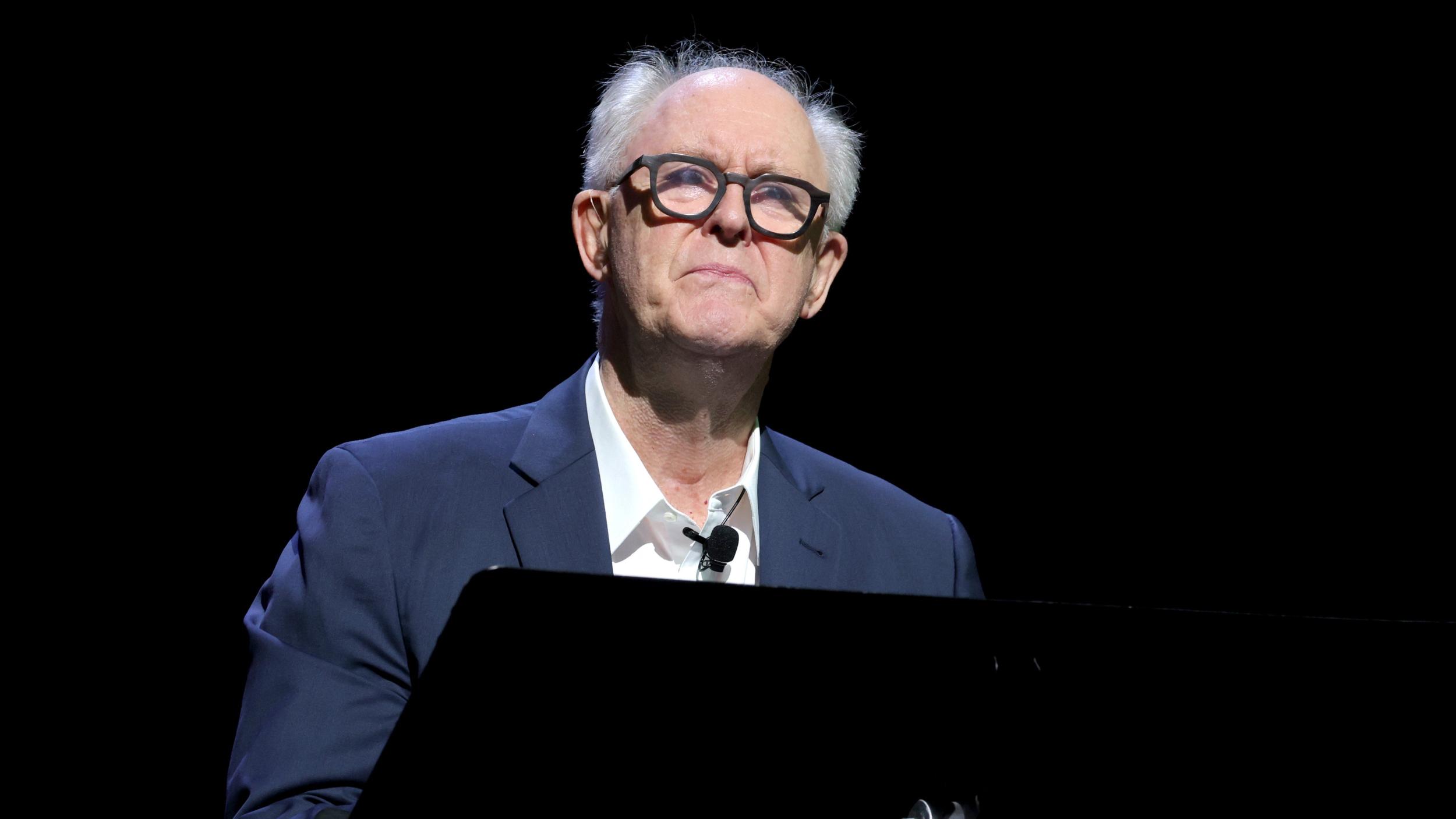 HBOs Harry Potter serie onthult schokkende nieuwe scènes: Lithgow als de nieuwe Dumbledore!