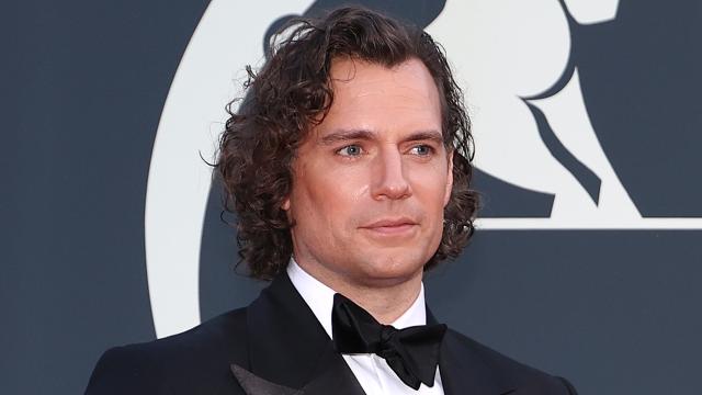 Henry Cavill terug met poëzie en een verbonden voet na blessure!