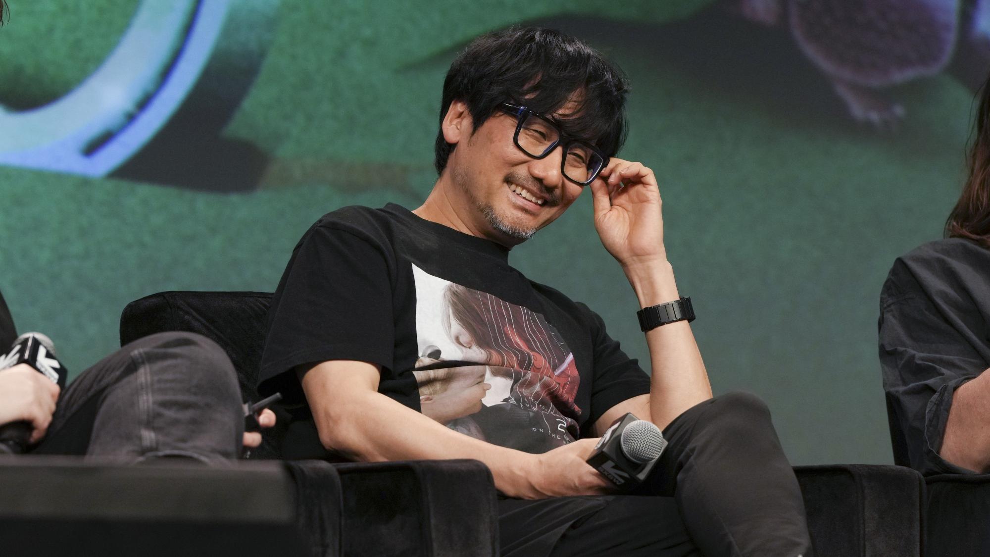 Hideo Kojima gooit shirt en zet internet op stelten met mysterieuze cologne zoektocht!