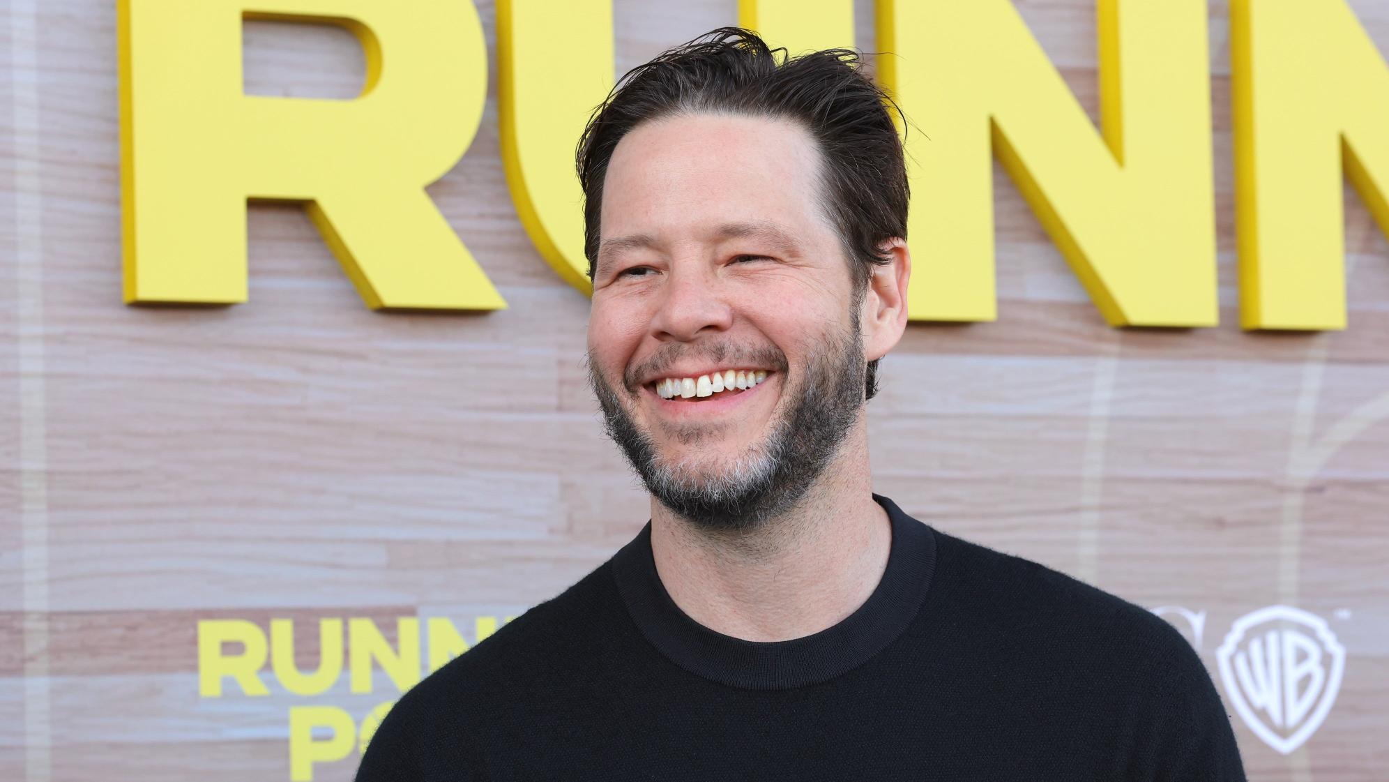 Ike Barinholtz gaat Elon Musk spelen in spraakmakende OpenAI-film van Amazon