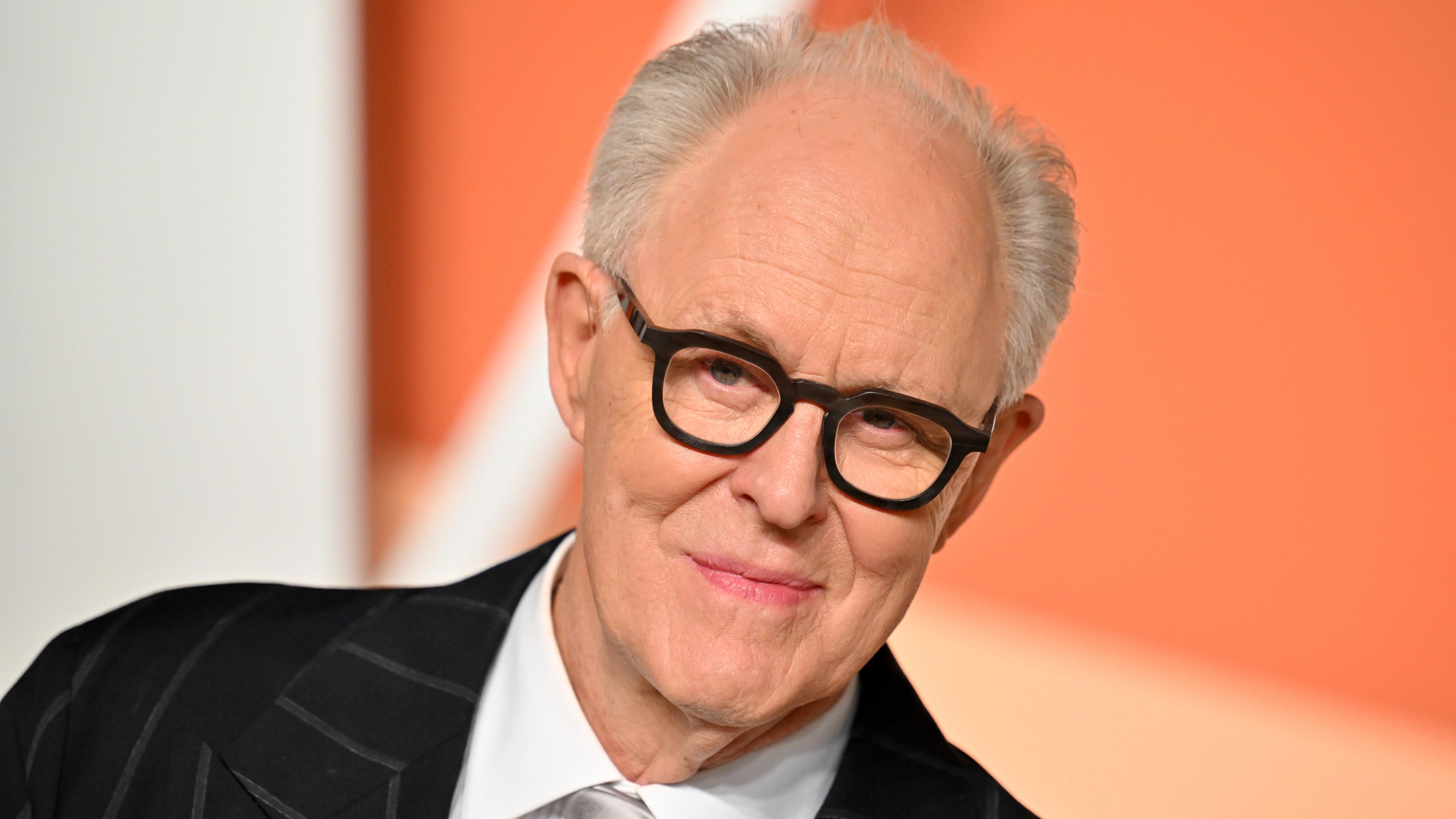 John Lithgow onthult waarom hij trouw bleef aan Dumbledore ondanks rel