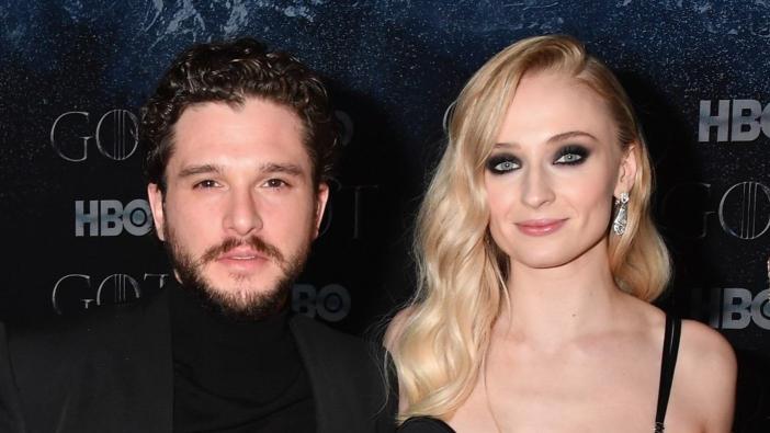 Kit Harington Vindt Kus Scène Met Sophie Turner Super Gênant!