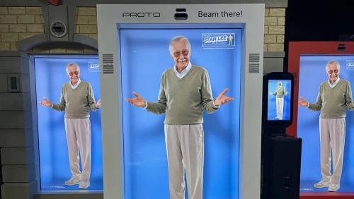 Marvel-fans woedend over 20 dollar Stan Lee AI hologram op Comic Con!