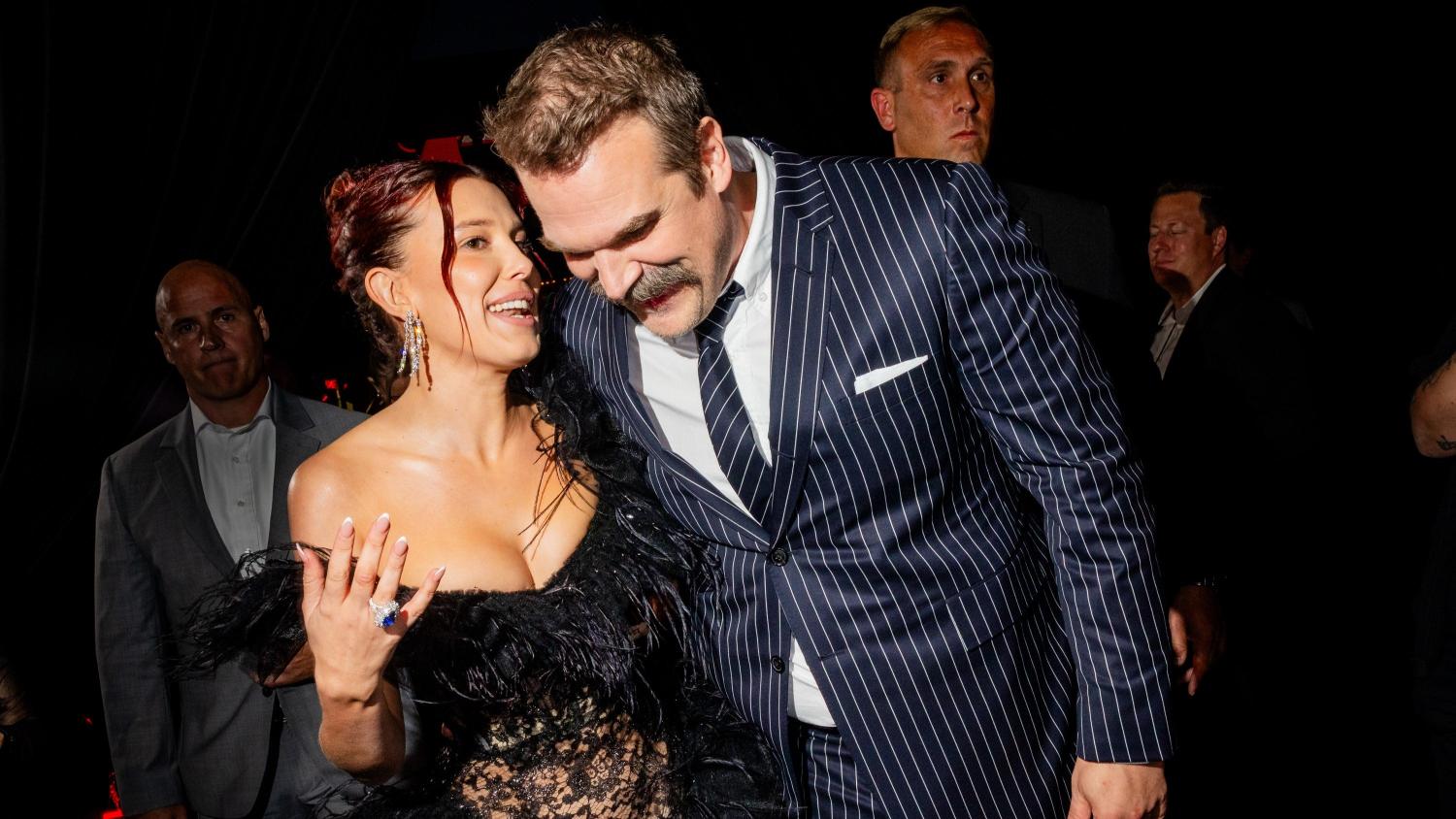 Millie Bobbie Brown en David Harbour Weer Samen te Midden van Heftige Pesterij Claims