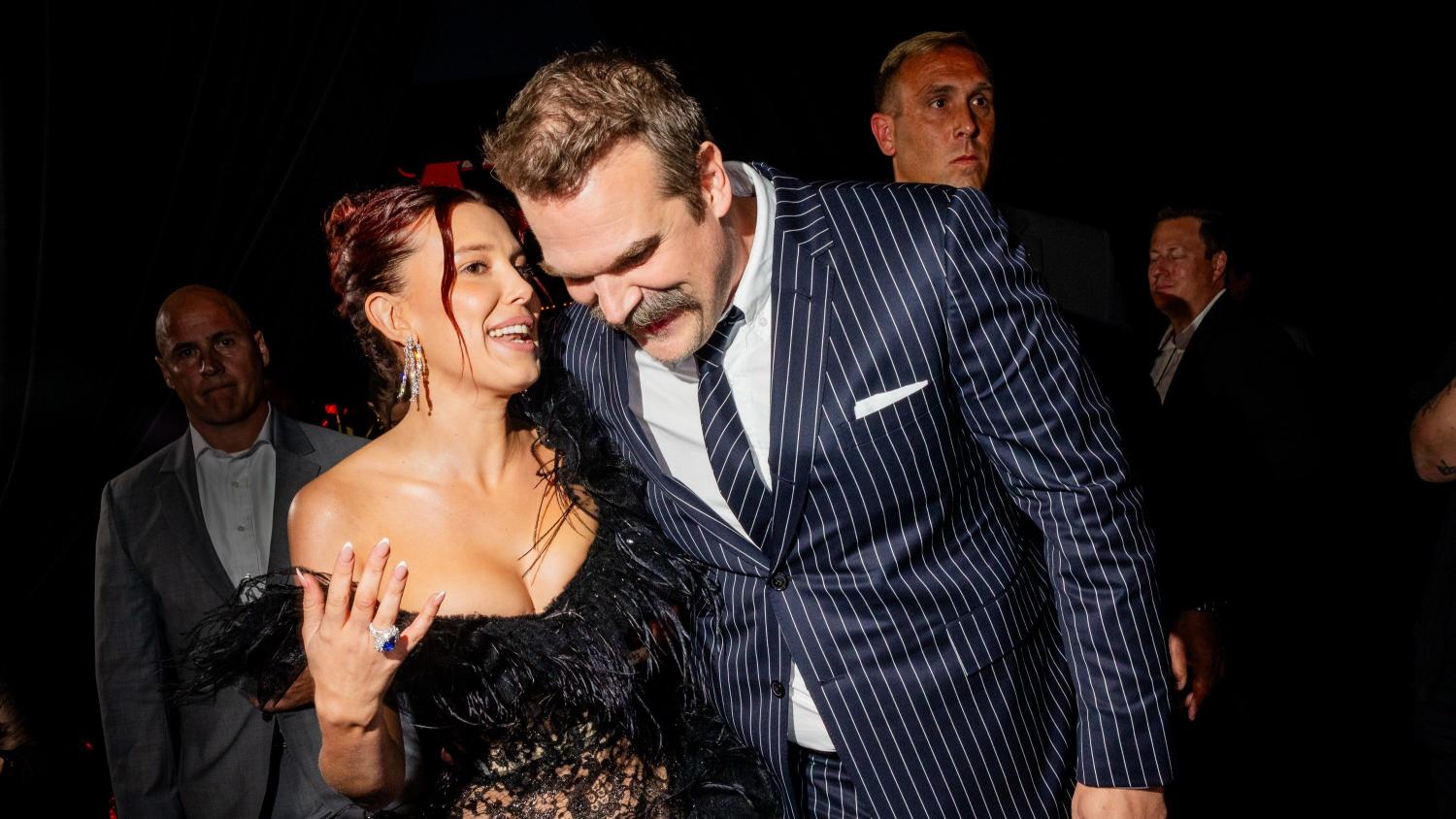 Millie Bobby Brown onthult het ware verhaal achter haar relatie met David Harbour