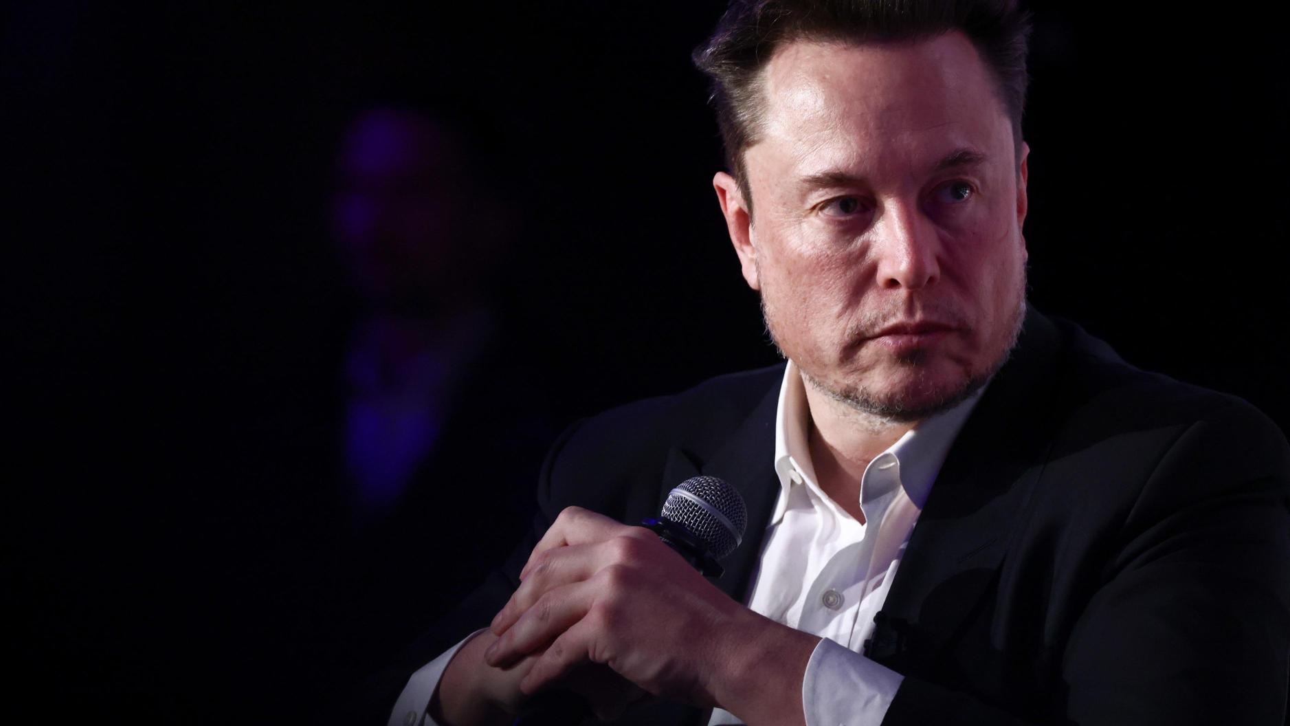 De eerste menselijke hersenchip implantatie door Elon Musks Neuralink