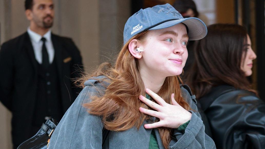 Nieuwe Spider-Man Setfotos Wakkeren Geruchten aan over Rol van Sadie Sink
