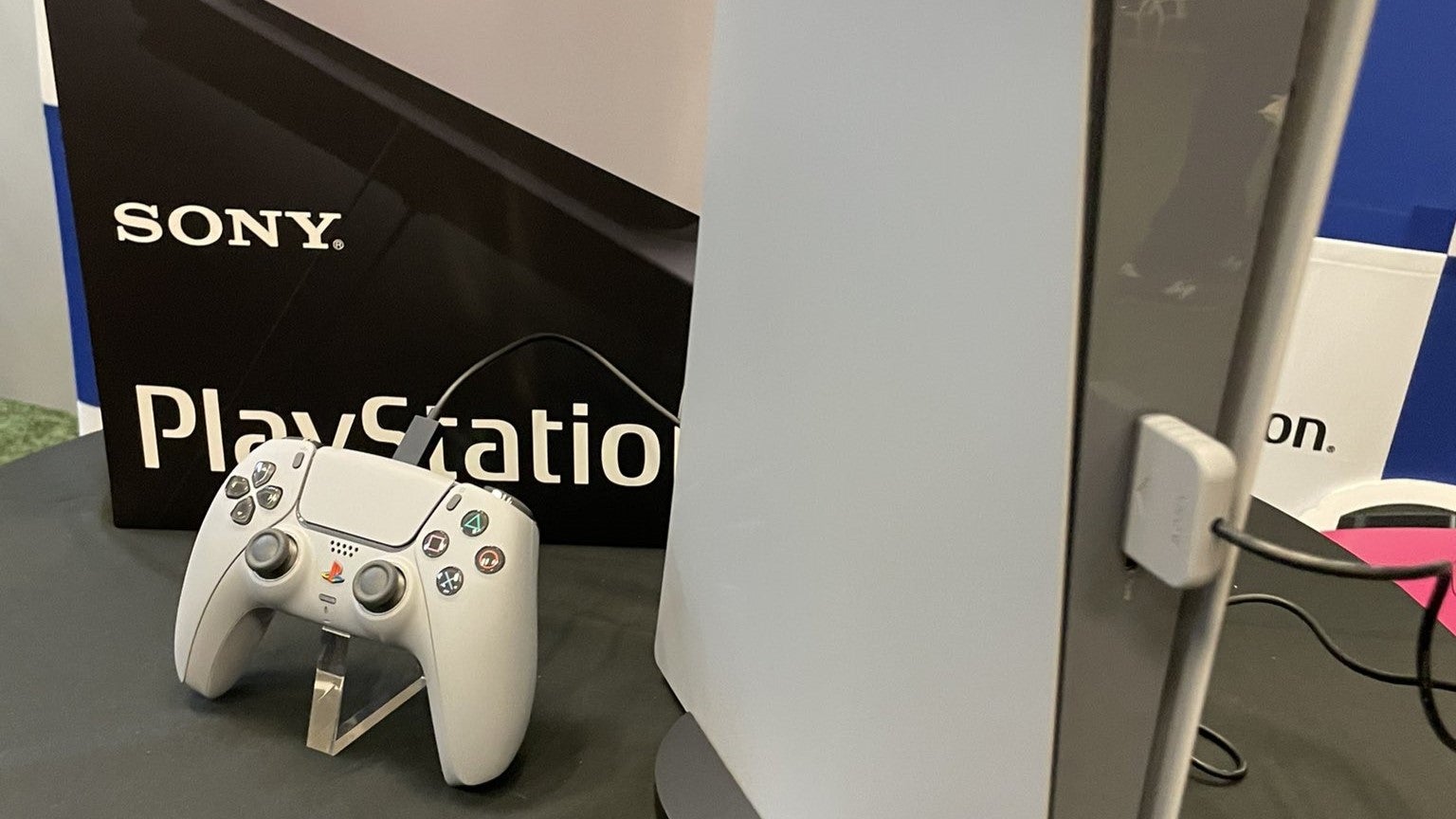Hoofd van PlayStation krijgt aangepaste PS5, fans groen van jaloezie