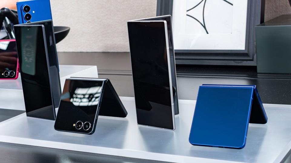 Ongelooflijk: Samsung Lanceert Eerste Budget Vouwtelefoon voor Slechts 900 Dollar!