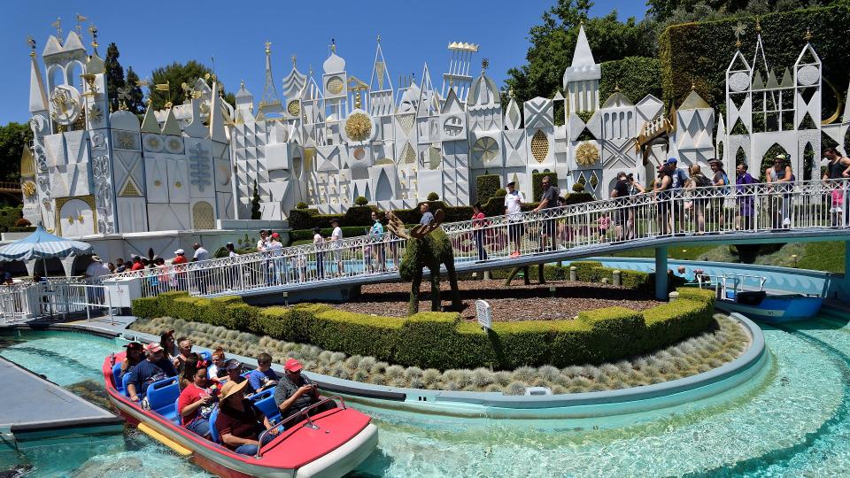 Schok op de gelukkigste plek op aarde: Naakte waarheid onthuld als streaker door Its a Small World rit in Disneyland rent, nu in hechtenis