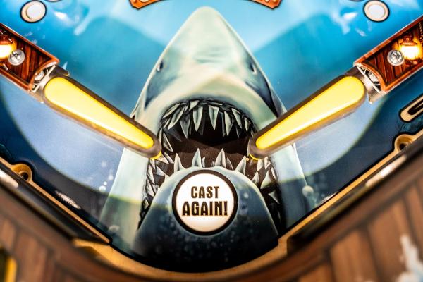 Zet je tanden in Stern's nieuwe JAWS flipperkast met echte filmfragmenten