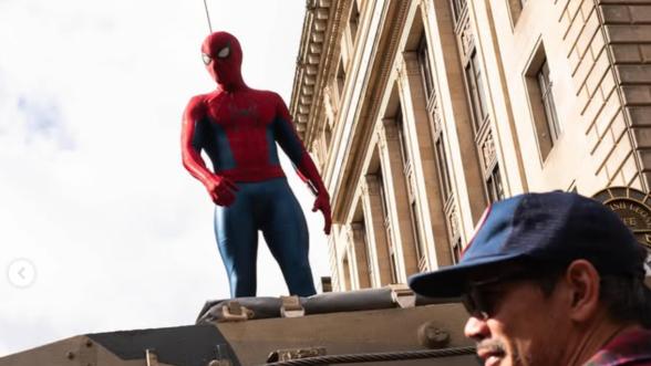 Tom Holland gespot op een tank als Spider-Man in gloednieuwe setfotos