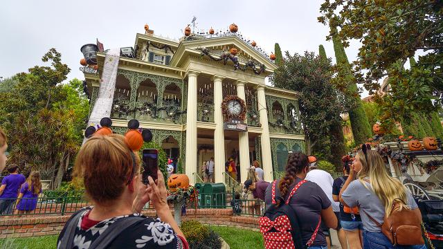 Tragische Ontknoping Disneyland Bezoeker Overlijdt Na Haunted Mansion Rit