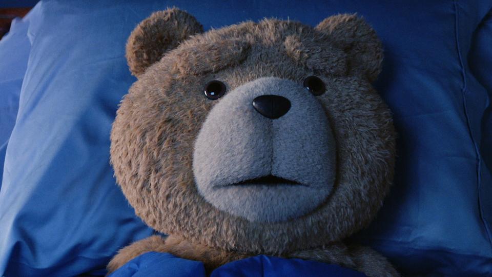 Bekijk hoe Ted chaos veroorzaakt op de universiteit in Peacocks schandalige rode band trailer voor de Ted prequel serie