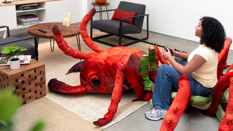 Win een gigantische 10-voet Fluffy Ant tijdens Grounded 2s lancering!