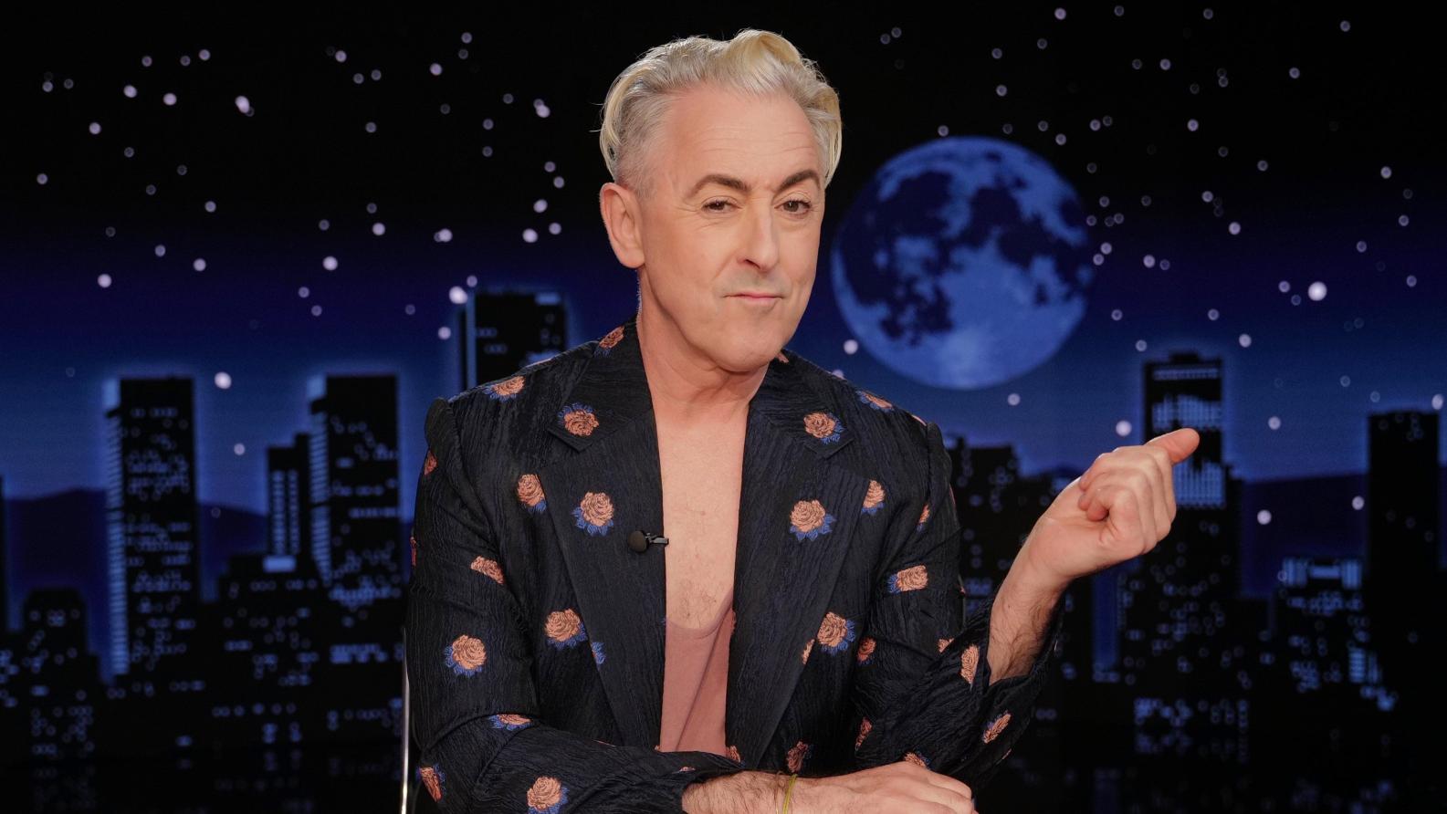 X-Men ster ALAN CUMMING noemt AVENGERS: DOOMSDAY Genezing en je raadt nooit waarom!