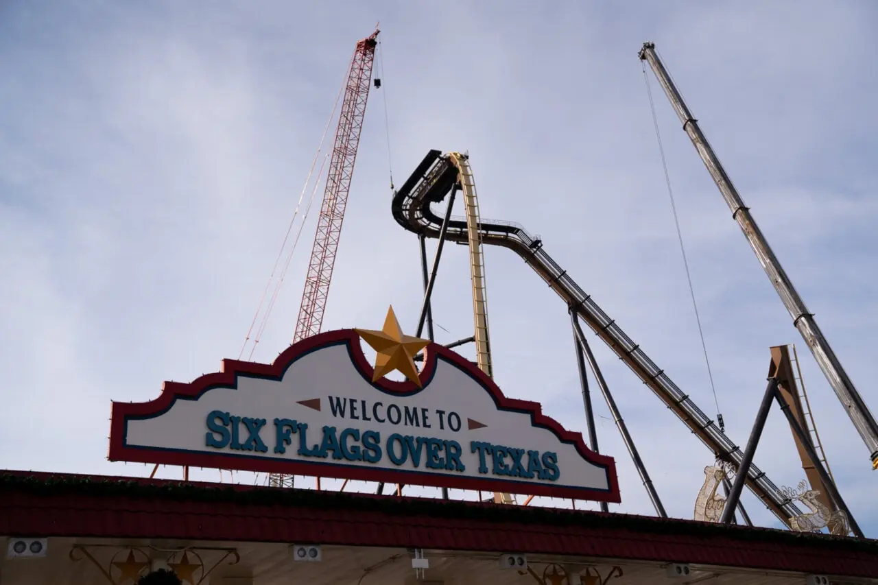 Six Flags Over Texas: Storing coasters door stroomuitval