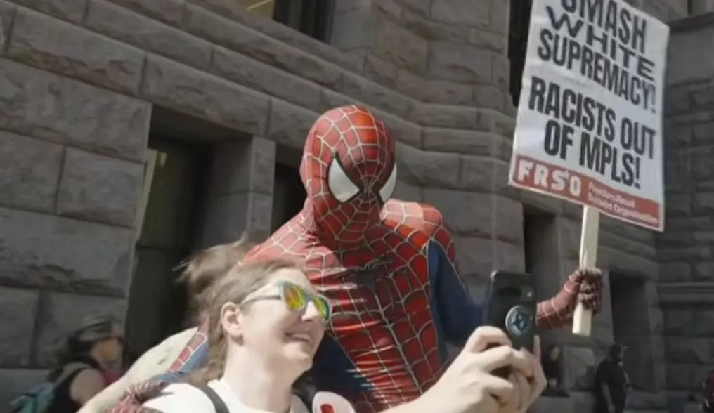Spider-Man Cosplayer Pakt Racisme Aan en Wordt Gearresteerd: Wat Betekent Dit Voor Spelers?