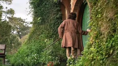 The Lord of the Rings: The Hunt for Gollum deelt Hobbit Day-setfoto’s met Frodo
