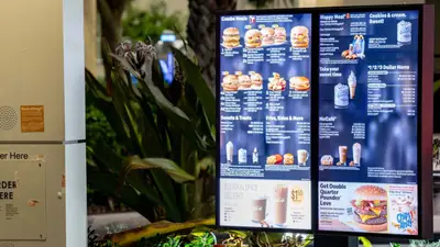 McDonald’s test advertenties van andere merken op digitale drive-thru-menuborden